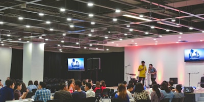 实时热点追踪：社交媒体热议话题与赛场内外花絮